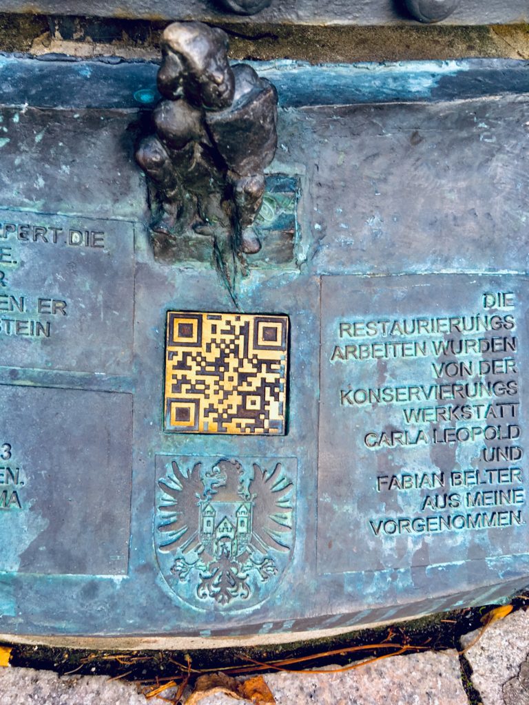 Código QR a los pies de la estatua Quedlinburger Roland