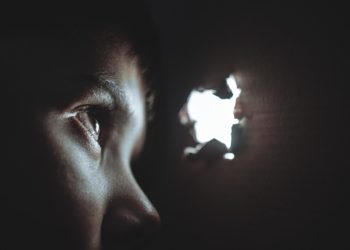 Niño mirando por un hoyo - ph: pixabay