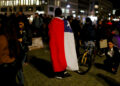 Solitario con la bandera de Chile en la protesta - Foto: Pablo Hassmann Lado|B|erlin