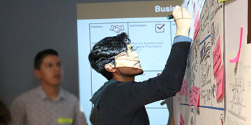 Joshua Salazar, creador del OfflinePedia durante la semana de workshops en Berlín - #ConexiónHumboldt - Lado|B|erlin