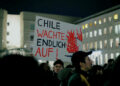 "Chile wachte endlich auf!" - "Chile finalmente despertó" - Otra pancarta en alemán. - Foto: Pablo Hassmann - Lado|B|erlin