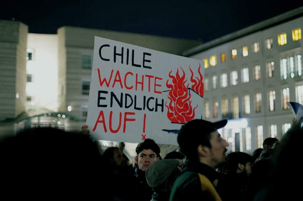 "Chile wachte endlich auf!" - "Chile finalmente despertó" - Otra pancarta en alemán. - Foto: Pablos Hassmann - Lado|B|erlin
