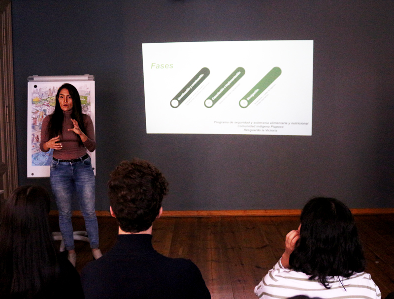 Joven emprendedora latinoamericana presentando su proyecto en Conexión Humboldt.