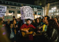 No estamos en guerra reza la pancarta de uno de los manifestantes a raíz de los dichos del presidente Piñera quien calificó la situación actual como un estado bélico - oto: Ramón Vásquez Lemus - Lado|B|erlin