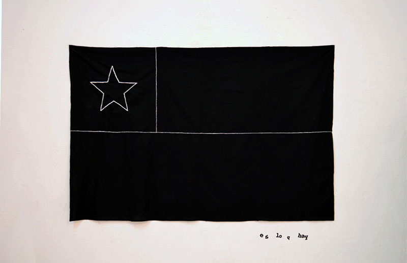 Bandera negra bordada con blanco en metáfora del lema “Chile está de luto”, en homenaje a las víctimas fatales en el ultimo periodo político en Chile y acusación a la violencia desmedida acometida contra los manifestantes. Foto: José Contreras Aguad.