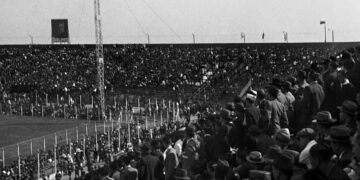 Hinchas-del-fútbol-argentino-en-blanco-y-negro---fuente-desconocida