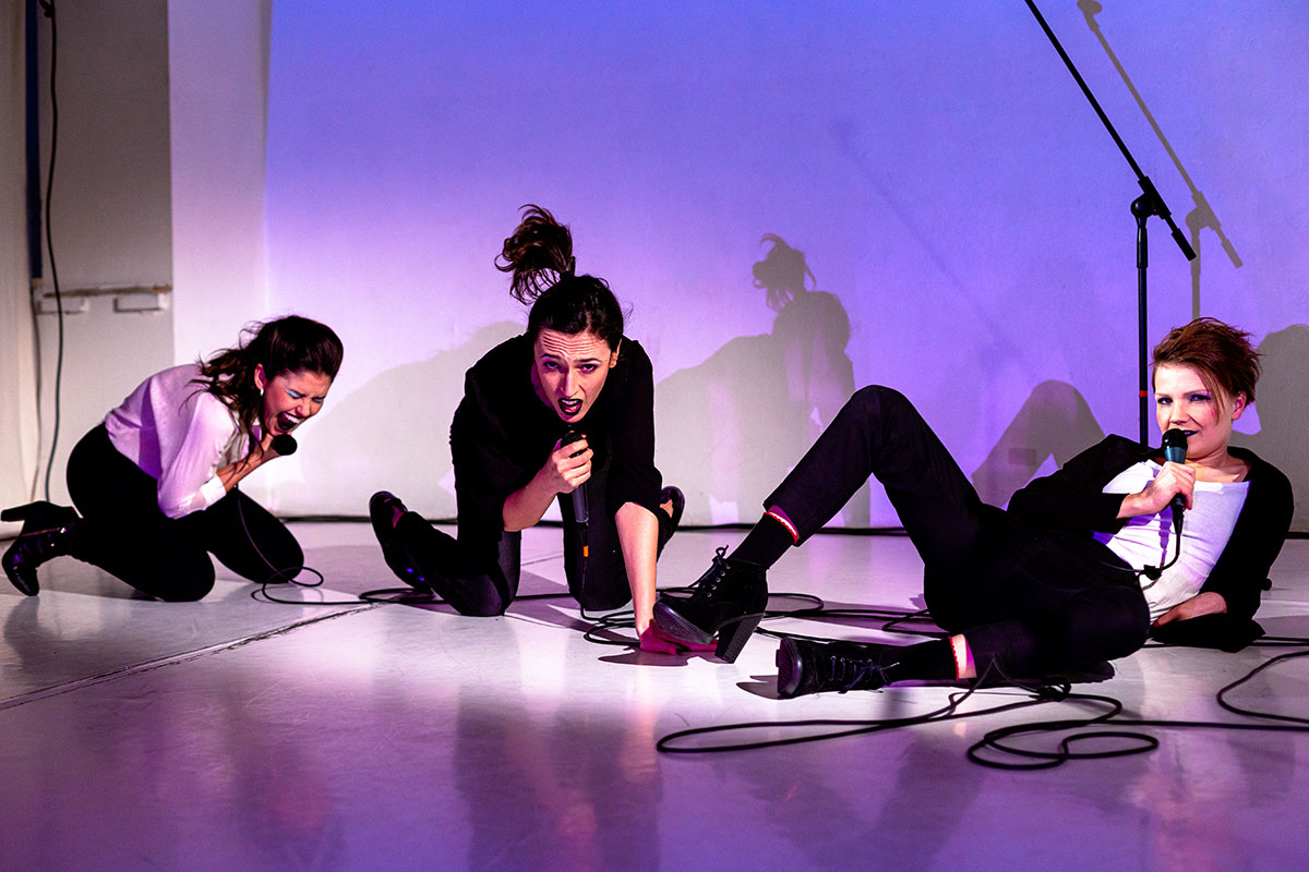 Grupo teatral Aba Naia haciendo su performance en vivo We Can Do It Moaning en Berlín. Foto: Mari Vass.