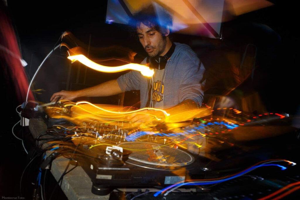 El DJ Rafael Aragón pinchando durante una actuación.
