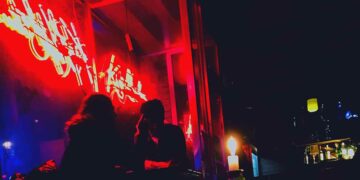 Dos personas en un bar de Berlín - Lado|B|erlin.