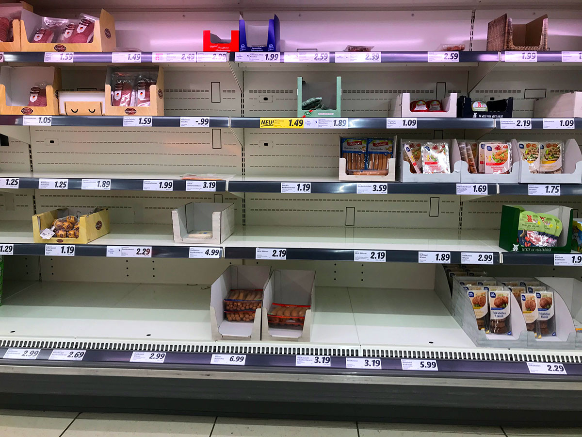 Góndola semi vacía en un supermercado de Berlín durante la crisis del coronavirus.