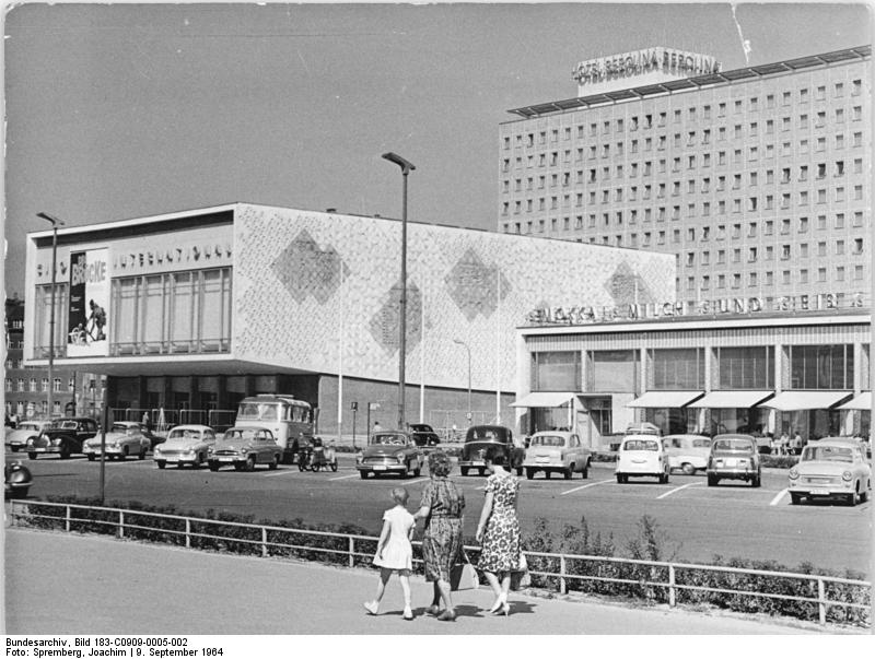 Kino International en la Karl-Marx-Alee 1968 - Bundesarchiv, Bild 183-C0909-0005-002 / Spremberg, Joachim / CC-BY-SA 3.0.