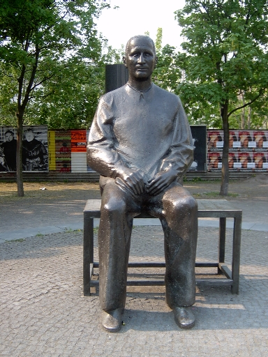 Estatua de Brecht frente al Berliner Ensemble - Foto: Spree, Tom - Lado|B|erlin.