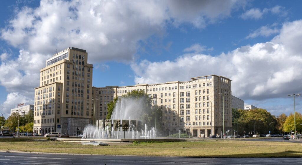 Fuente de Karl-Marx-Allee diseñada por Fritz Kühn. Foto: Chrisaliv.