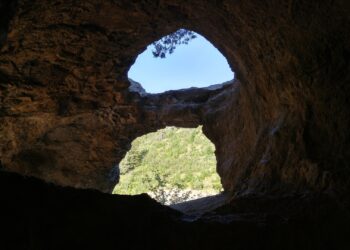 Voces susurrando en las cavernas