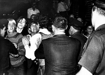Esta fotografía apareció en la portada de The New York Daily News el domingo 29 de junio de 1969, mostrando a los "niños de la calle" que fueron los primeros en pelearse con la policía.
