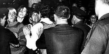Esta fotografía apareció en la portada de The New York Daily News el domingo 29 de junio de 1969, mostrando a los "niños de la calle" que fueron los primeros en pelearse con la policía.