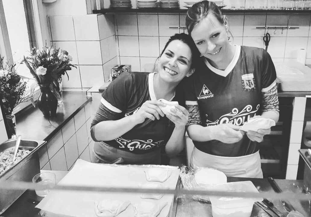 Anja Dollan y Gabriela Gasloli Otegui dueñas de la casa de empanadas argentinas La Criolla - Lado|B|erlin.