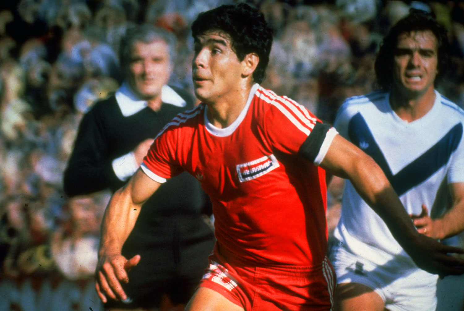 Maradona de joven jugando en Argentinos Jrs. contra Vélez Sarsfield. ©Allsport UK /Allsport.