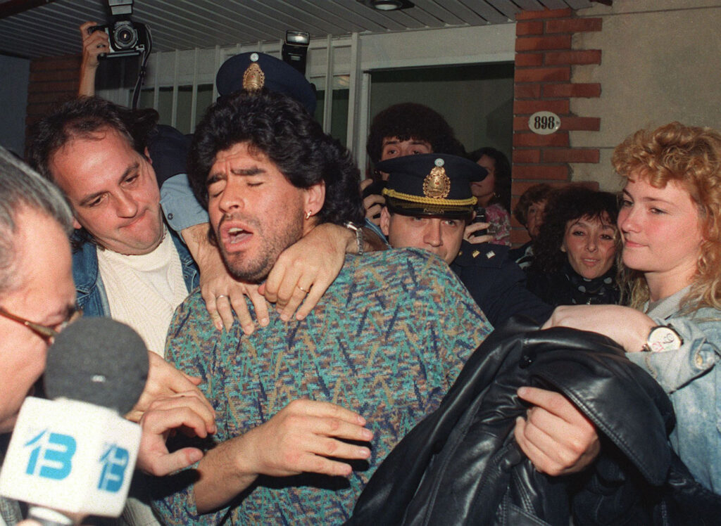 Maradona es arrestado el 26 de abril de 1991 en Argentina por posesión de medio kilo de cocaína. ©DANIEL LUNA/AFP via Getty Images.