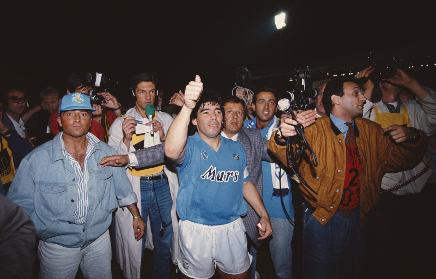 Maradona luego de haber ganado la Copa UEFA en 1989 con el Napoli, la única que posee el equipo italiano. ©Simon Bruty/Allsport/Getty Images