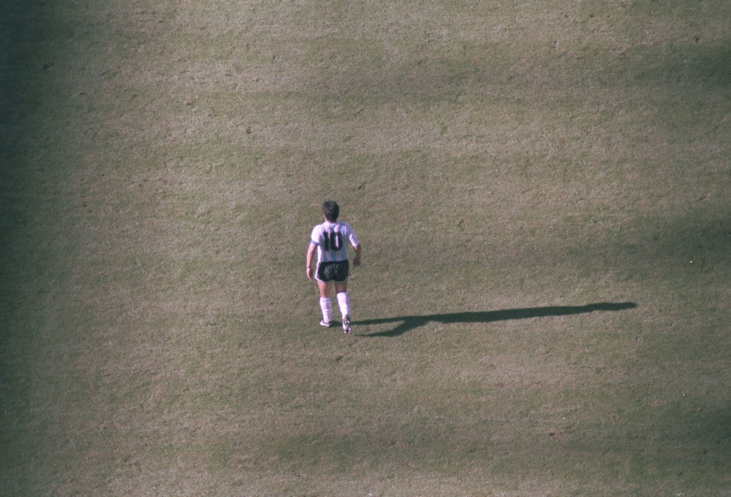 Maradona caminando en la cancha en el partido inaugural del Mundial '90 contra Camerún. ©Allsport /Allsport.