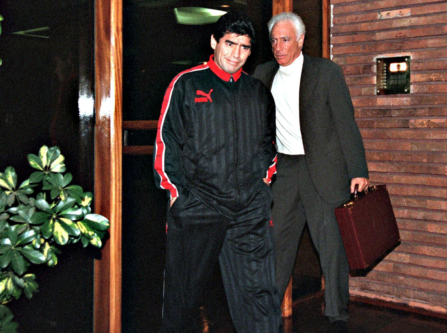 Maradona a comienzos de septiembre de 1997 luego de que diera positivo por cocaína tras el partido contra Argentino Jrs. el 24 de agosto de 1997. ©CLARIN/AFP via Getty Images.