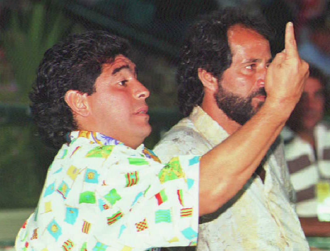 Maradona en su primer partido como técnico de Racing en enero del 1995 contra Independiente. © DANIEL LUNA/AFP via Getty Images.