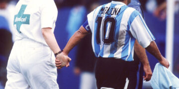 Maradona es llevado por la enfermera Sue Carpenter por doping positivo en el mundial de USA 1994.