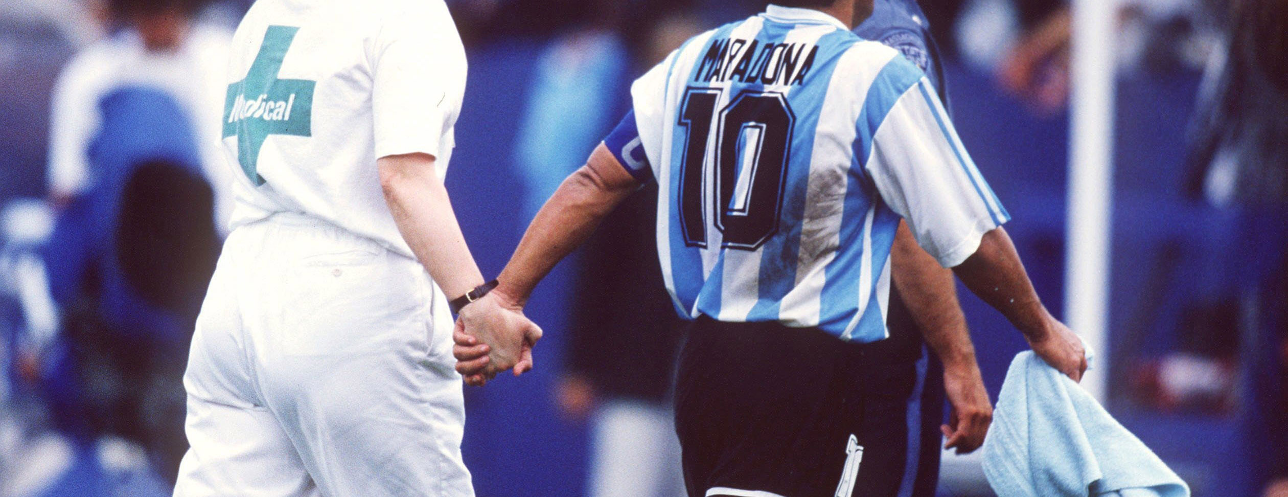 Maradona es llevado por la enfermera Sue Carpenter por doping positivo en el mundial de USA 1994.