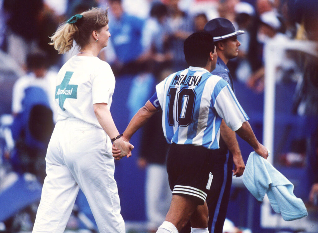 Diego Maradona es llevado por la enfermera Sue Carpenter por doping positivo en el mundial de USA 1994. | © Michael Kunkel/Bongarts/Getty Images.