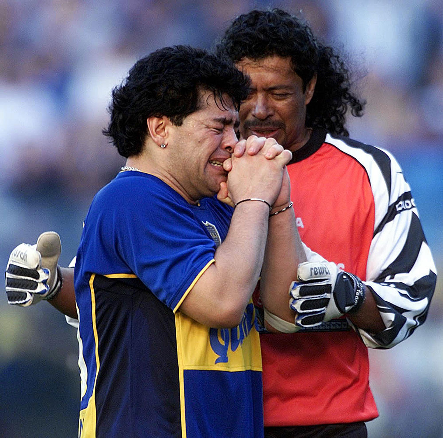 René Higuita consuela de Maradona luego de su famoso discurso de 