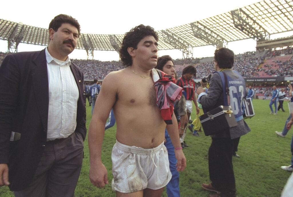 El último partido de Maradona en el Napoli sería justamente el 24 de marzo de 1991 en la derrota 4-1 contra la Sampdoria. El único gol del Napoli lo convertiría justamente Diego Maradona. ©Simon Bruty/Allsport.