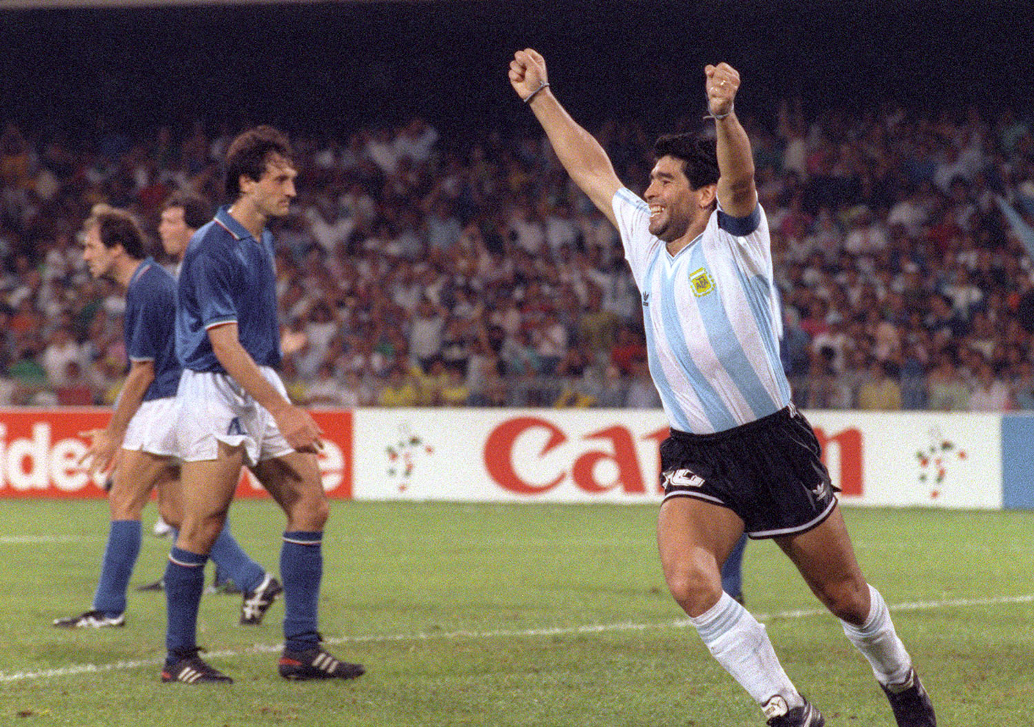 Maradona festeja el empate de Caniggia contra Italia en el mundial del '90. Según muchos, los italianos no le perdonaron esta afrenta a Maradona. ©DANIEL GARCIA/AFP via Getty Images.