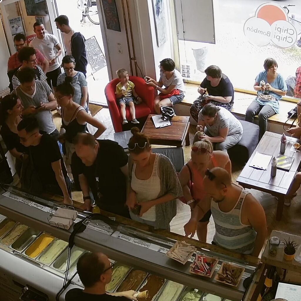 La heladería Chipi Chipi Bombón en hora pico durante el verano - Lado|B|erlin.