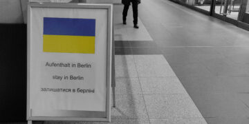 Refugiados llegan a la estación central de Berlín Hauptbahnhof Lado|B|erlin.