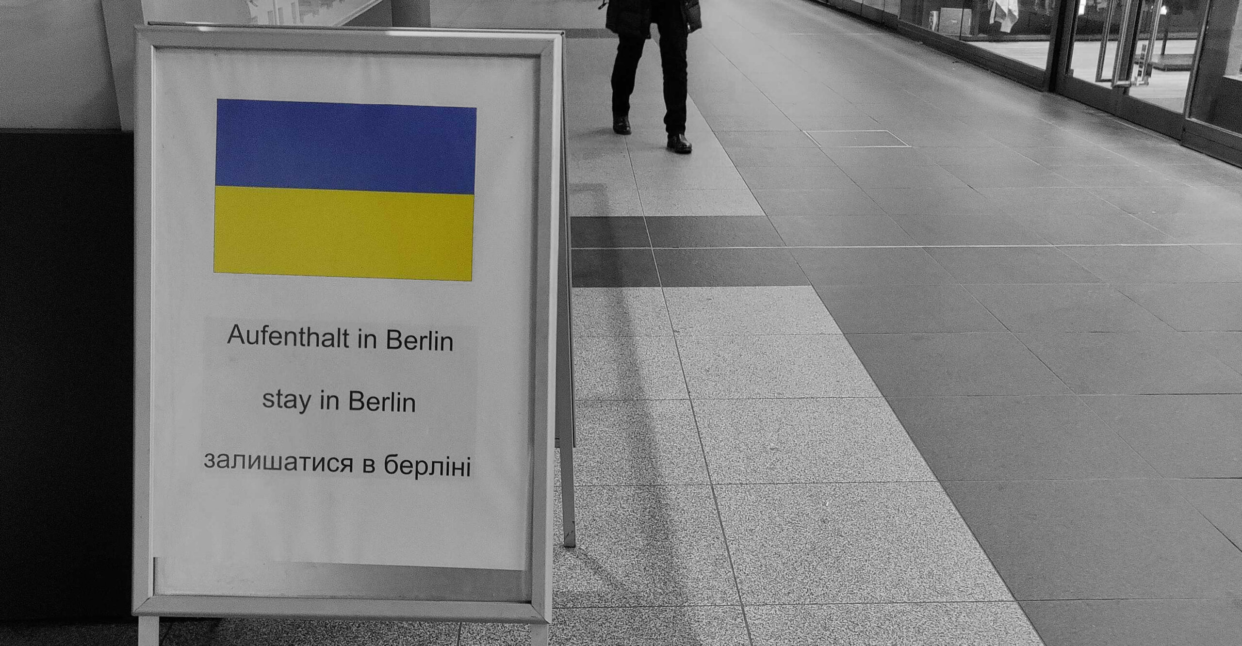 Refugiados llegan a la estación central de Berlín Hauptbahnhof Lado|B|erlin.