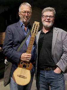 Gustavo Santaolalla junto a Eric Clapton.