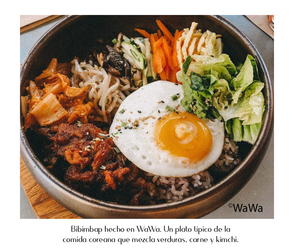 Bibimbap hecho en WaWa. Un plato típico de la comida coreana que mezcla verduras, carne y kimchi. Lado|B|erlin.